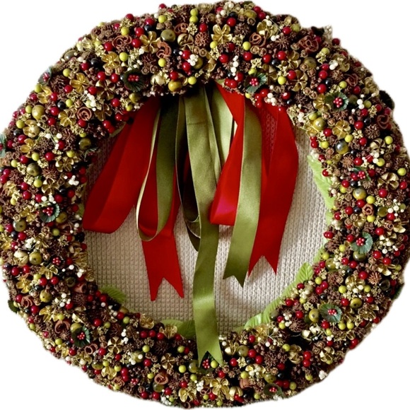 MacKenzie - Childs 𝐼𝑑𝑎 𝑆𝑐𝘩𝑙𝑜𝑠𝑠𝑏𝑒𝑟𝑔 Berry & Cone Wreath - Picture 2 of 9